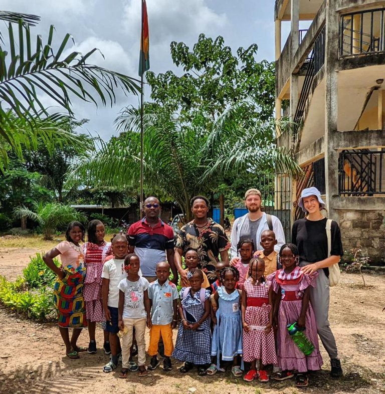 Gruppenbild von SAINT-GABRIEL VON KATAKODI "Eine Schule, ein Zuhause"