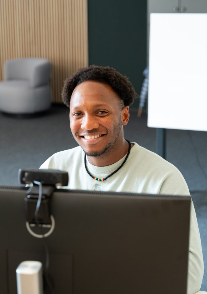 Thierno im Büro (c) Michelle Liedtke (15)